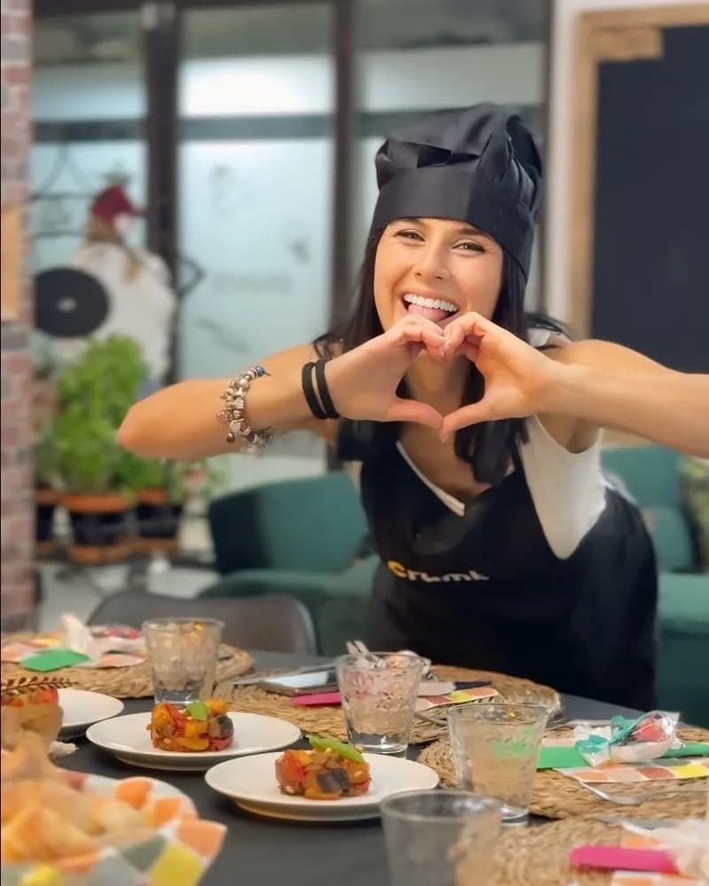 Lorena Mirabella, founder di Crumb, forma un cuore con le mani