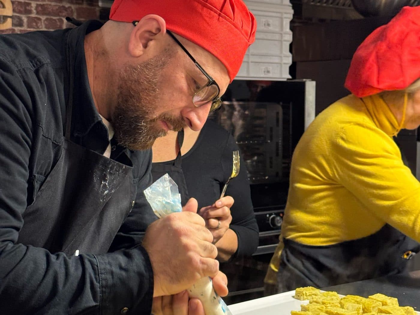 Chef al lavoro in cucina