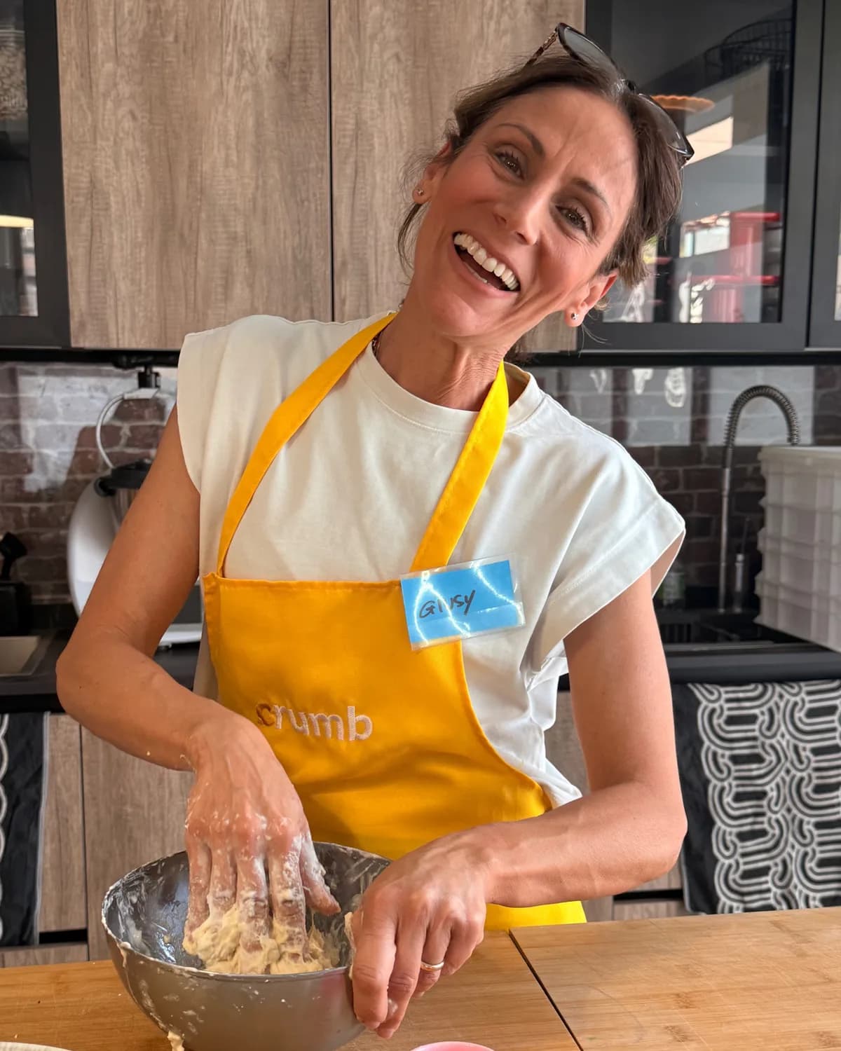 Una partecipante impasta a mano durante un corso di cucina nel laboratorio Crumb.lab